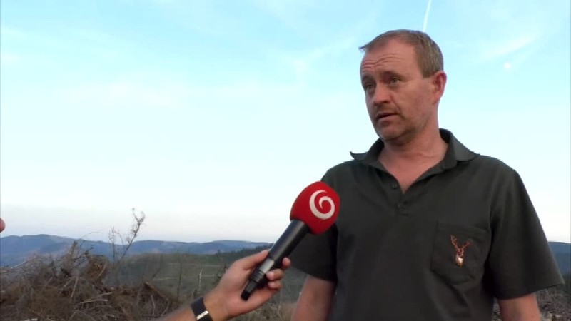 VIDEO: Hasiči na Gemeri celú noc bojovali s lesným požiarom. Zasahoval aj vrtuľník