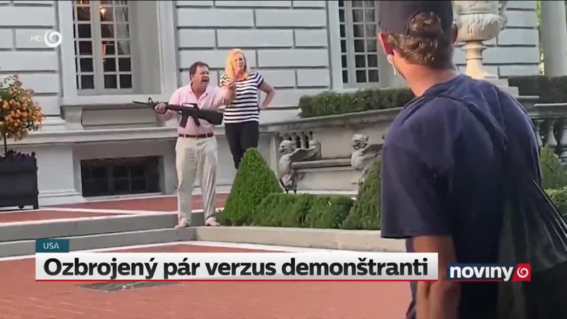 Ozbrojený pár verzus demonštranti