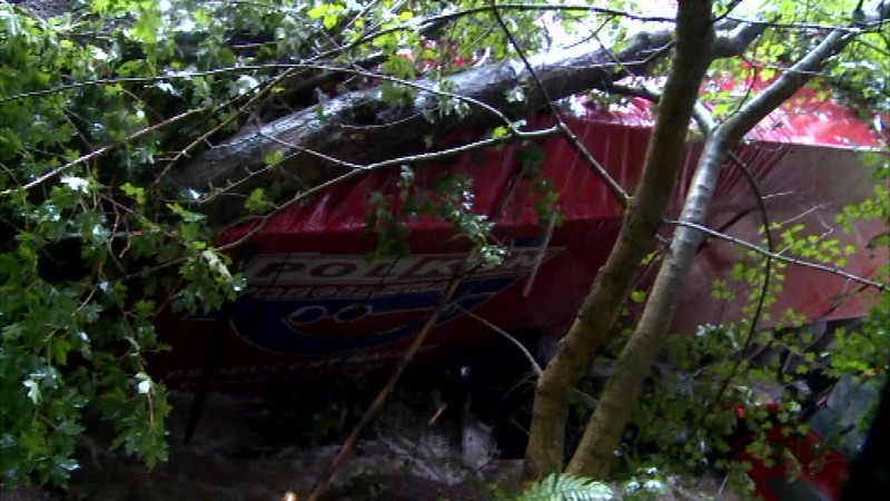 Búrka vyčíňala aj na cestách. Kamión pre šmyk skončil v potoku