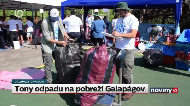 Tony odpadu na pobreží Galapágov