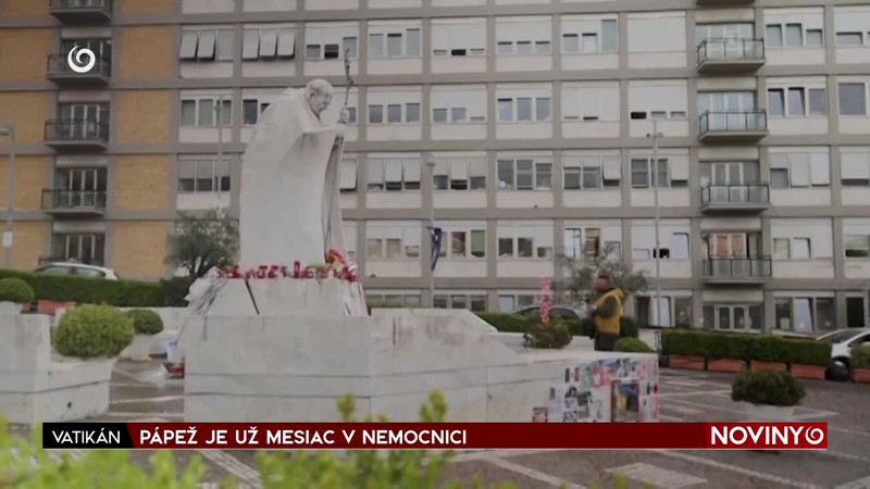 PÁPEŽ JE UŽ MESIAC V NEMOCNICI