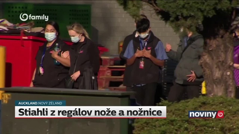 Stiahli z regálov nože a nožnice