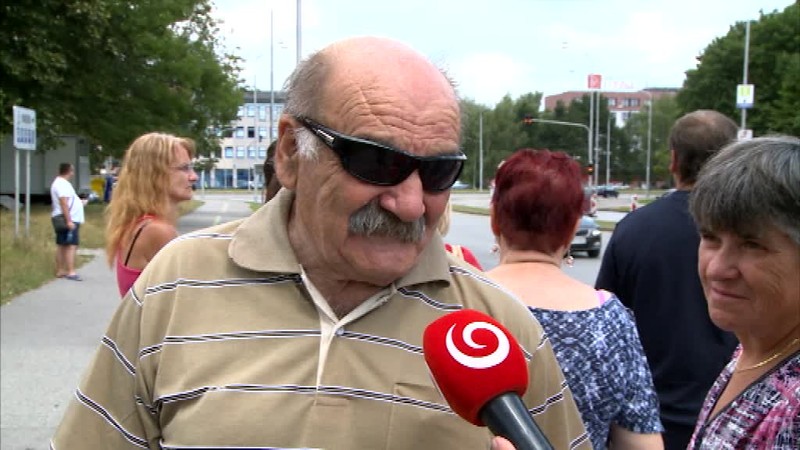 Mladíci predviedli na ulici styk s dopravnou značkou