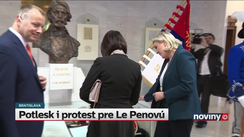 Potlesk i protest pre Le Penovú