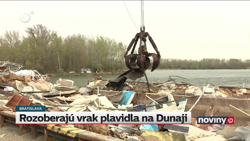 Rozoberajú vrak plavidla na Dunaji