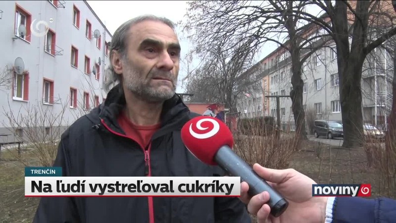 Na ľudí vystreľoval cukríky
