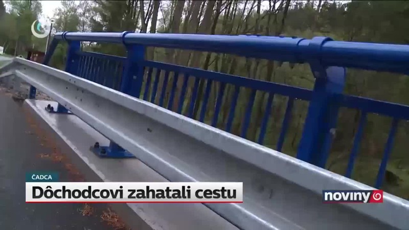 Dôchodcovi zahatali cestu