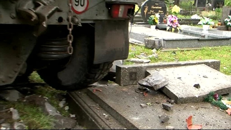 Vodič Tatrovky prerazil plot cintorínu, zdemoloval niekoľko hrobov