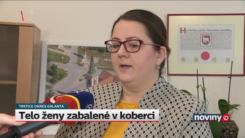 Telo ženy zabalené v koberci