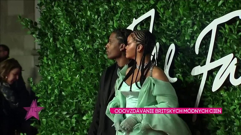 ODOVZDÁVANIE BRITSKÝCH MÓDNYCH CIEN