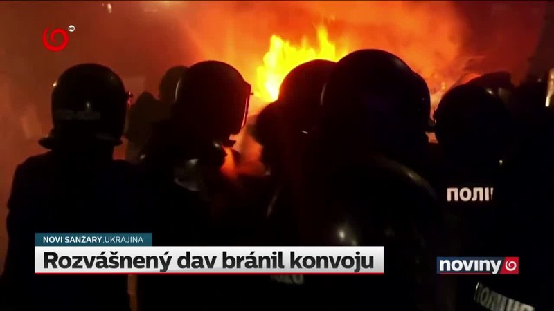 Rozvášnený dav bránil konvoju