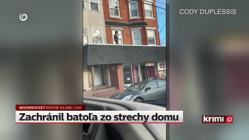 Zachránil batoľa zo strechy domu
