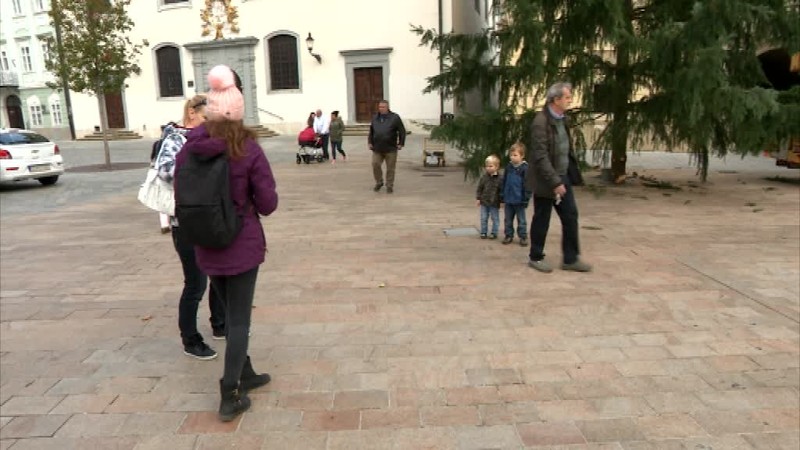 Mestá už osádzajú vianočné stromčeky