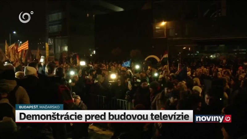 Demonštrácie pred budovou televízie