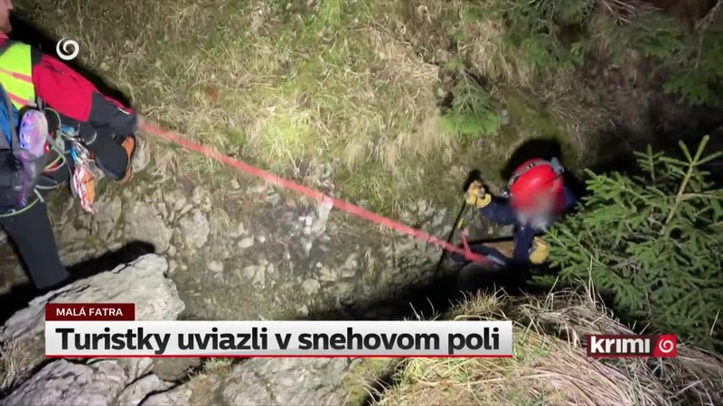 Turistky uviazli v snehovom poli