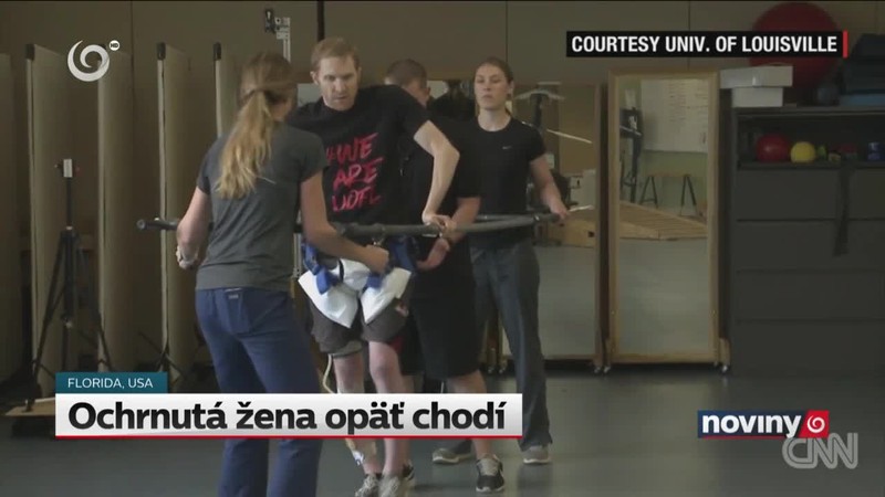 Ochrnutá žena opäť chodí