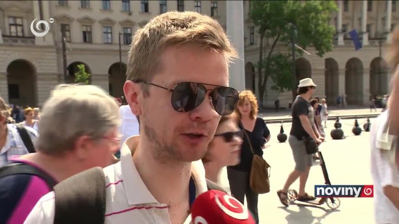 Polícia a demonštranti v uliciach