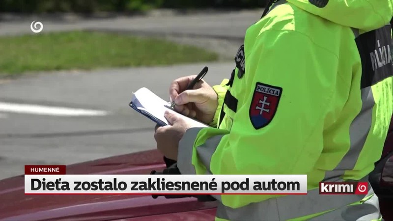 Dieťa zostalo zakliesnené pod autom