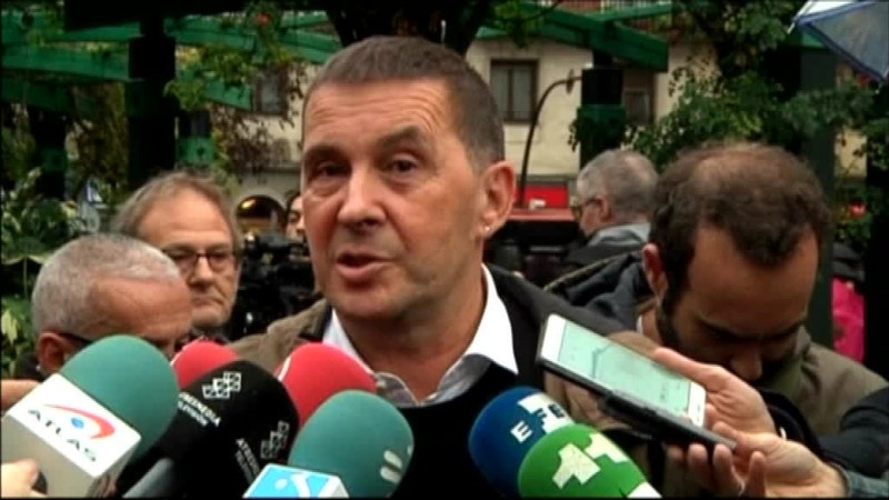 Katalánsky expremiér Puigdemont a ďalší štyria ministri sú vo väzbe
