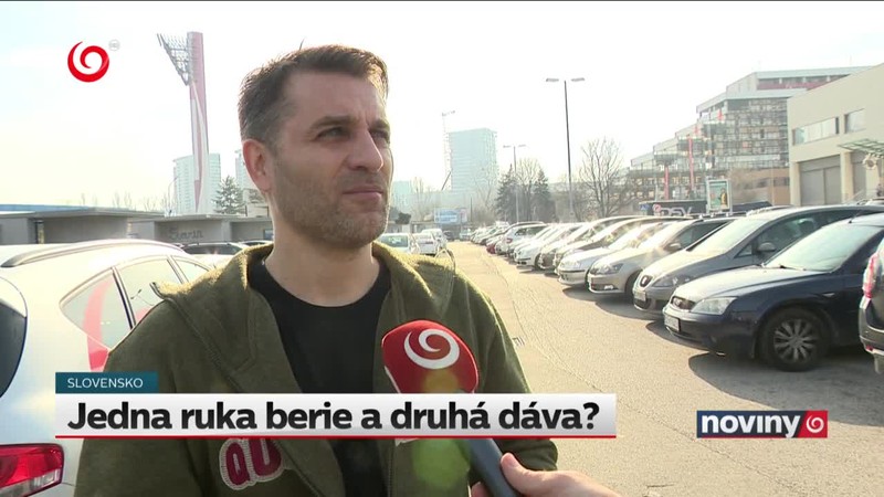 Jedna ruka berie a druhá dáva?