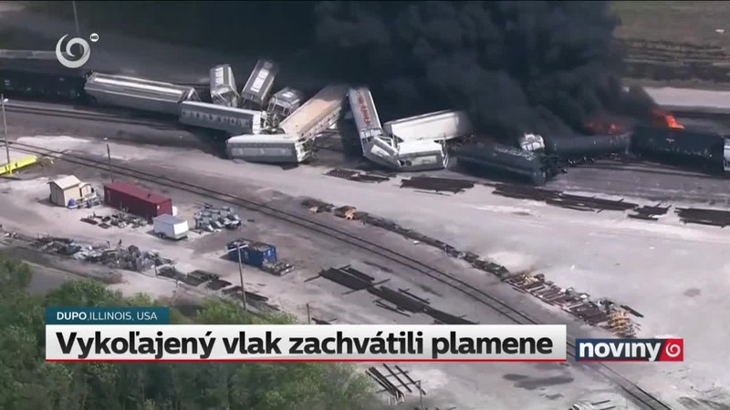Vykoľajený vlak zachvátili plamene