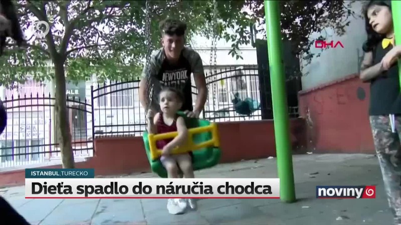 Dieťa spadlo do náručia chodca