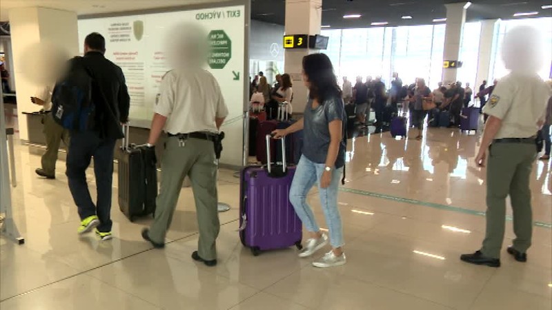 Z dovolenky si nemôžete priniesť hocičo. Dajte si pozor na tieto suveníry