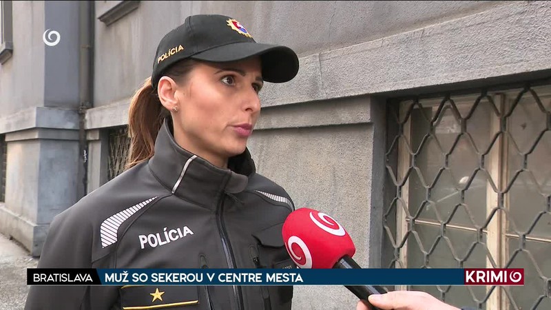 MUŽ SO SEKEROU V CENTRE MESTA