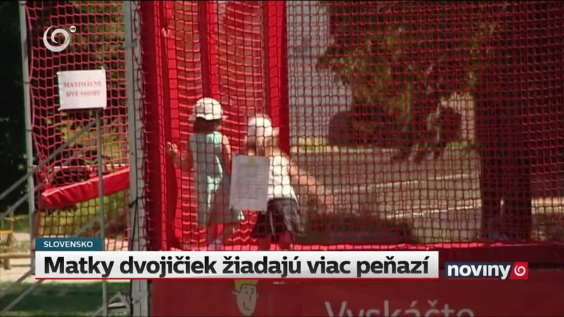 Matky dvojičiek žiadajú viac peňazí