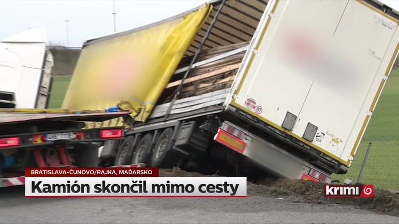 Kamión skončil mimo cesty