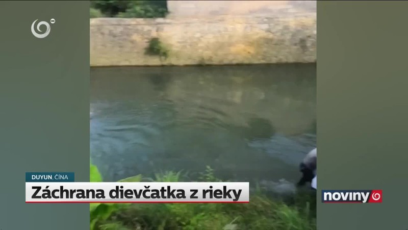 Záchrana dievčatka z rieky