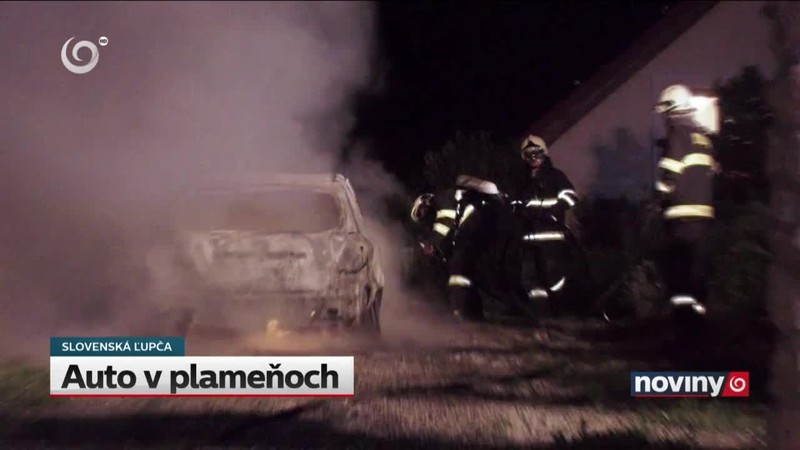 Auto v plameňoch