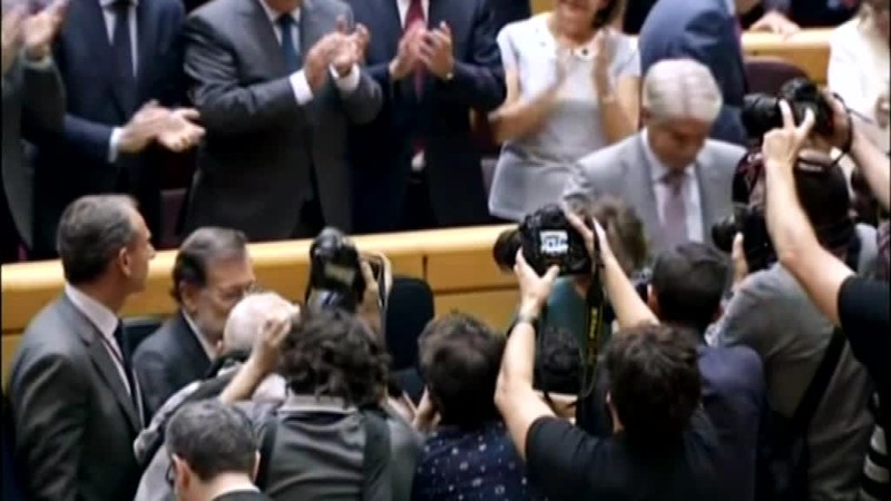 Katalánsky parlament schválil rezolúciu o nezávislosti. Poslancov podporovali skandujúci ľudia