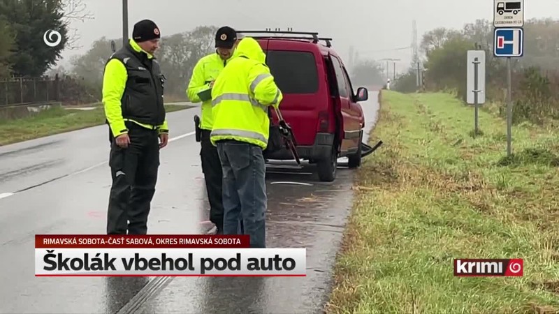 Školák vbehol pod auto