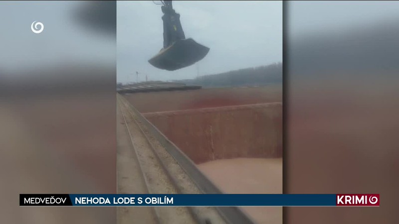 NEHODA LODE S OBILÍM