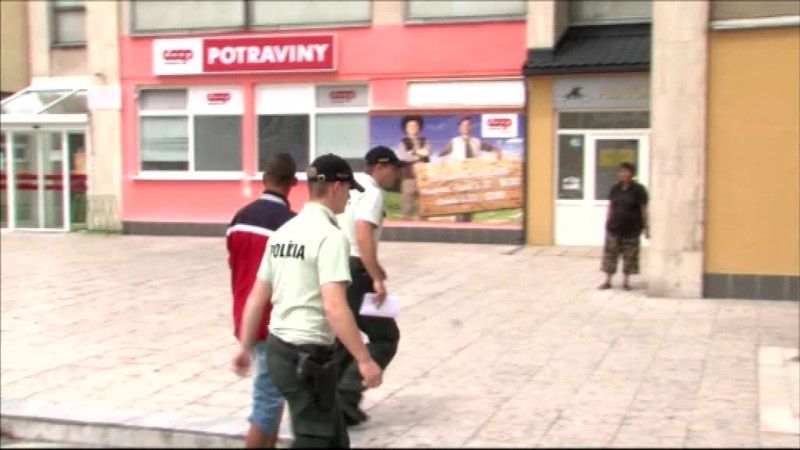 Rozbil manželke vázu o hlavu a ku krku jej priložil nôž. Nešlo o prvý útok