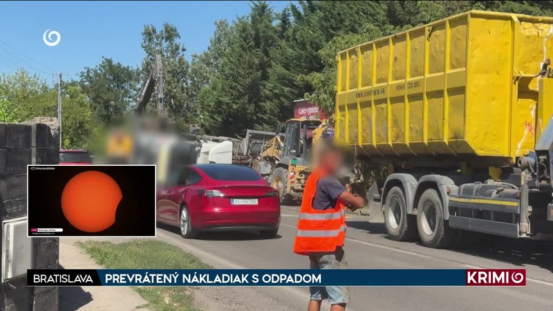 PREVRÁTENÝ NÁKLADIAK S ODPADOM