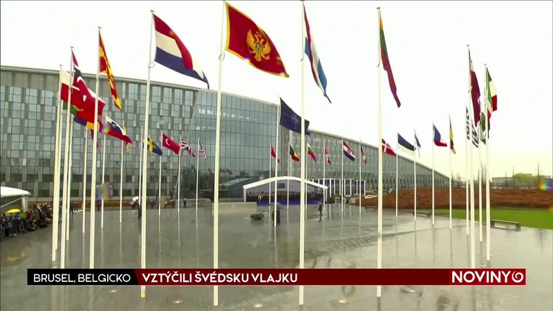 VZTÝČILI ŠVÉDSKU VLAJKU