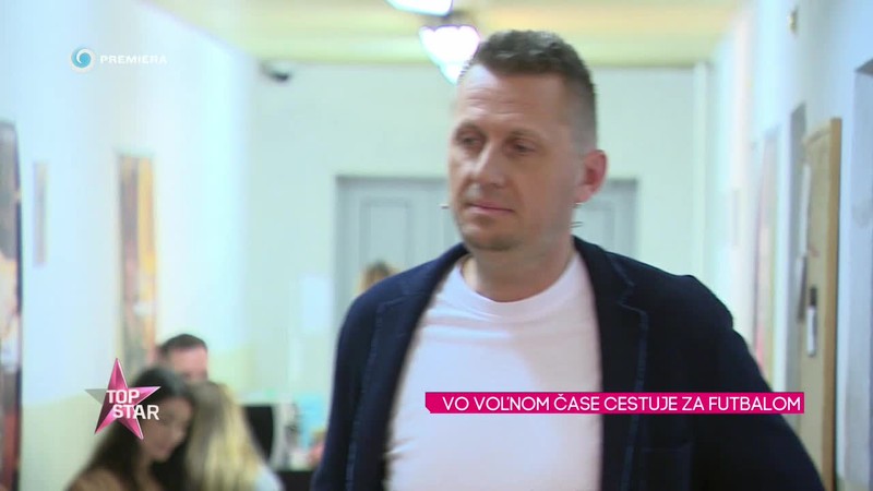 Vo voľnom čase cestuje za futbalom