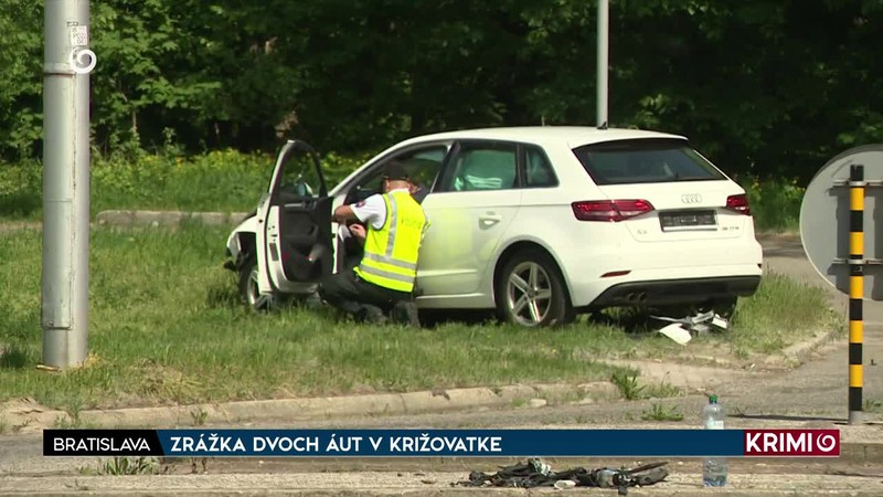 ZRÁŽKA DVOCH ÁUT V KRIŽOVATKE