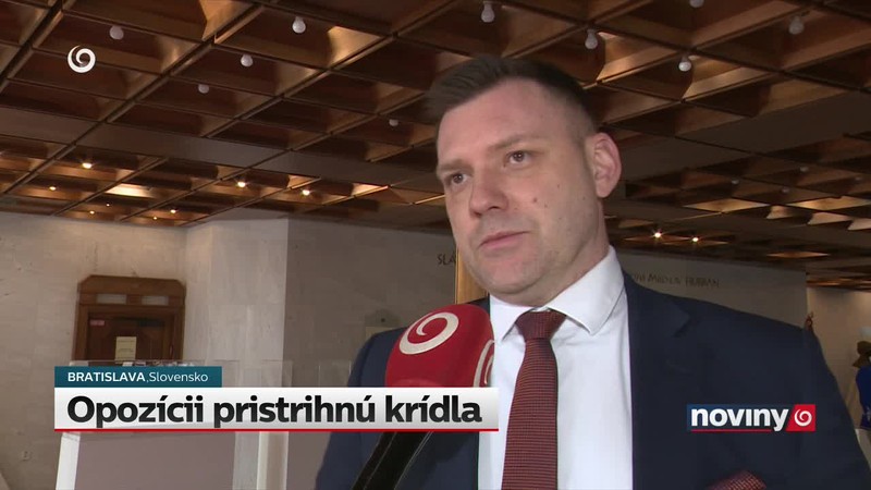 Opozícii pristrihnú krídla