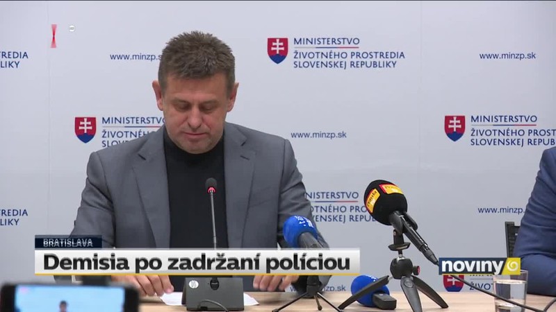 Demisia po zadržaní políciou