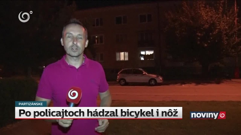 Po policajtoch hádzal bicykel i nôž
