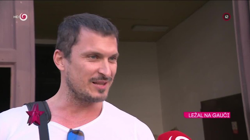 LEŽAL NA GAUČI Koleník