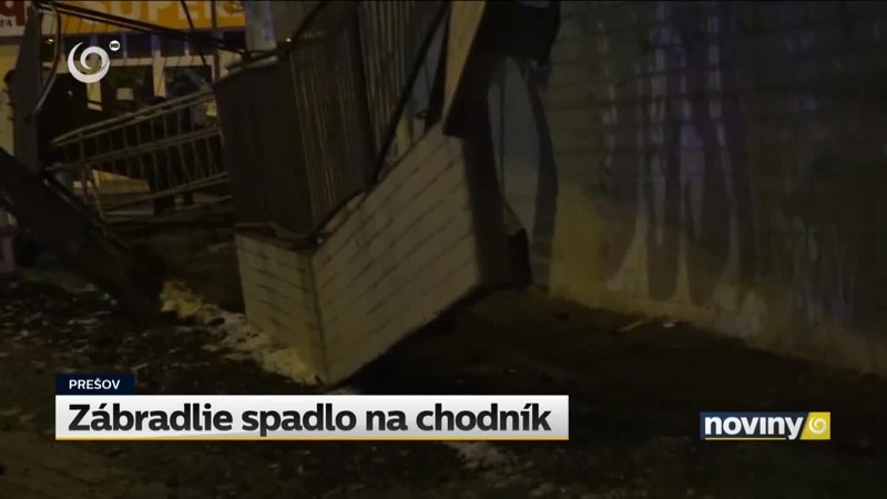 Zábradlie spadlo na chodník