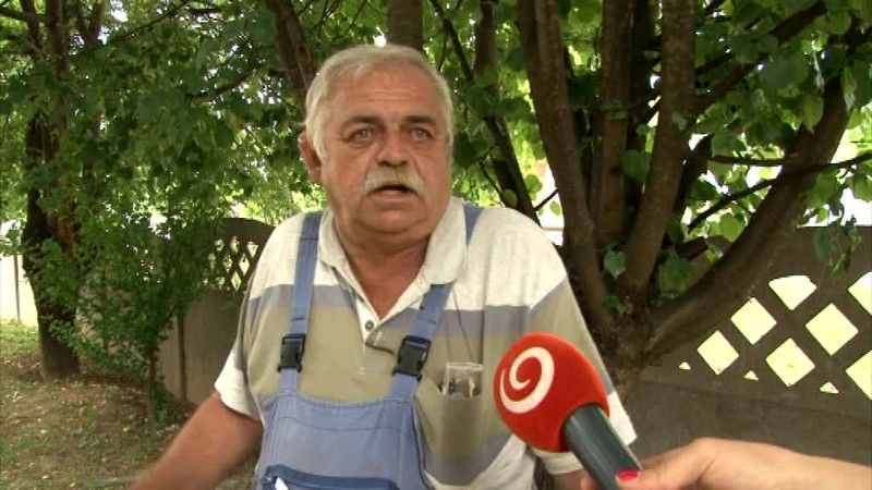 Ženy mlátil kovovou tyčou a mačetou