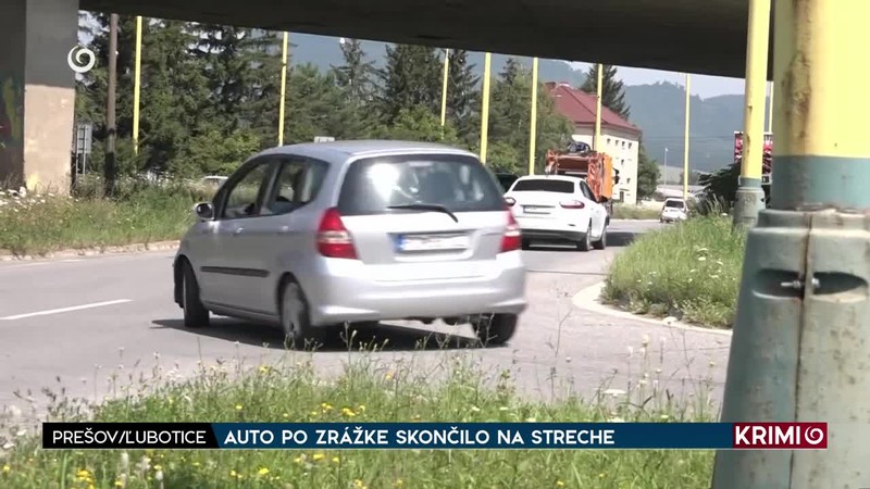 AUTO PO ZRÁŽKE SKONČILO NA STRECHE