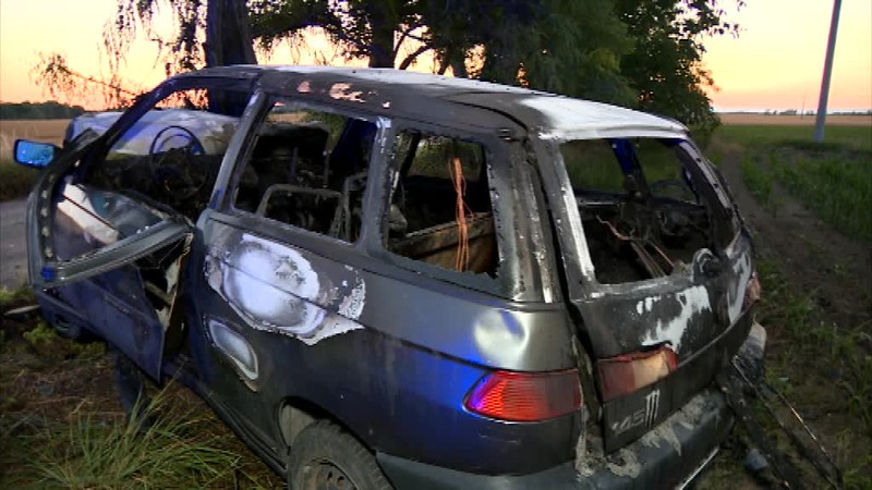 Z dobrovoľných hasičov sú hrdinovia. Mladíka vytiahli z horiaceho auta