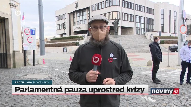 Parlamentná pauza uprostred krízy