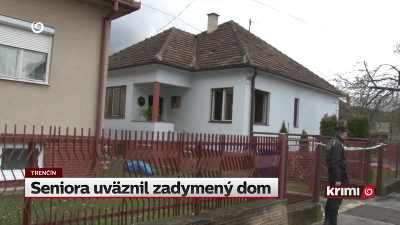 Seniora uväznil zadymený dom
